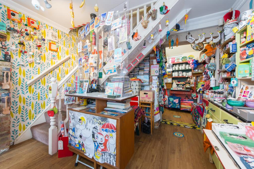 Lot: 125 - FOUR STOREY COMMERCIAL PROPERTY IN TOWN CENTRE - Ground floor retail area